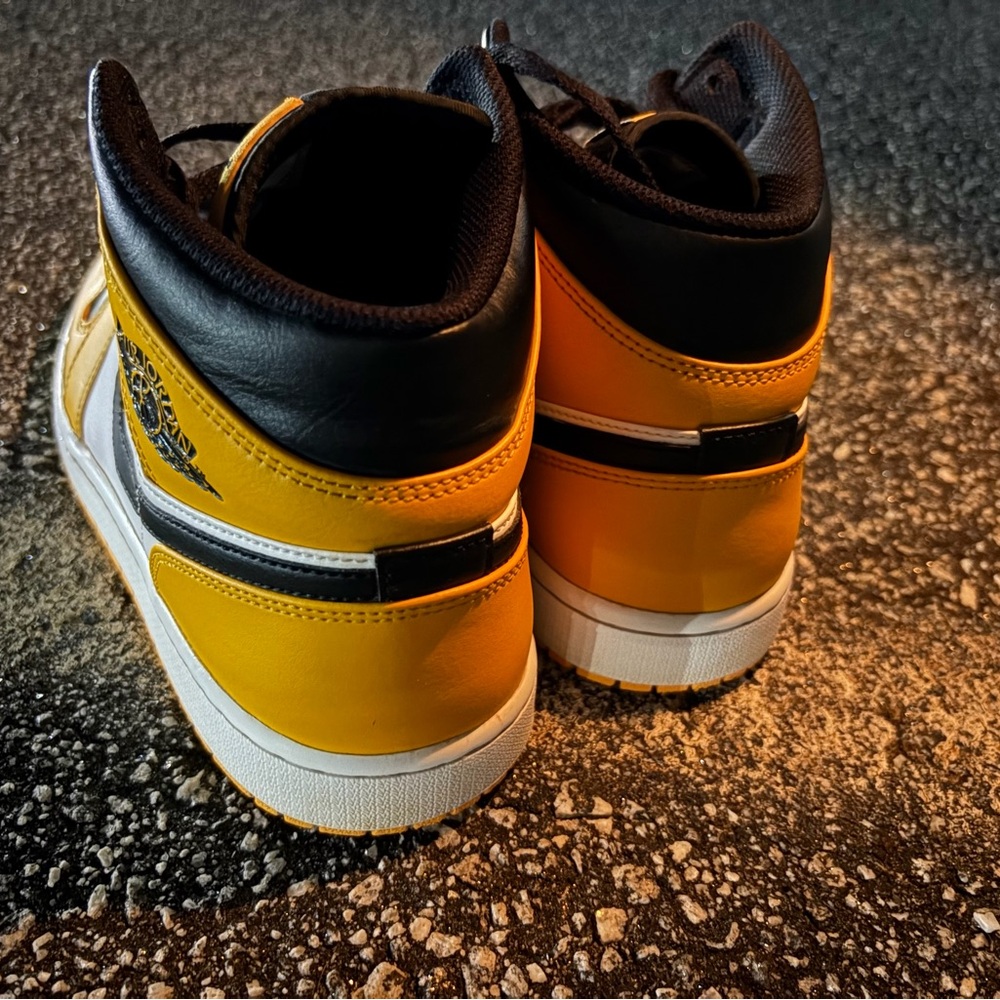 Nike Air Jordan 1 Mid Taxi Black Yellow Toe 554724-701 Size-11.5 - Picture 3 of 7